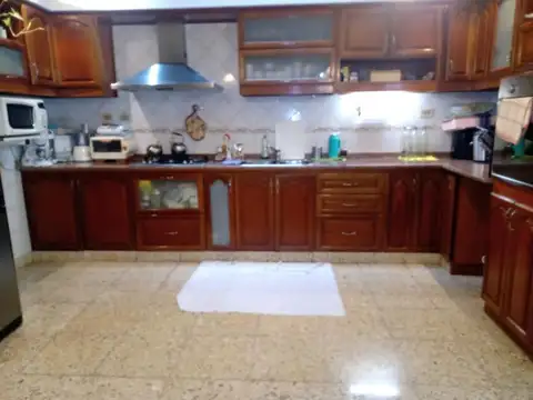 Casa 5 ambientes con 4 baños