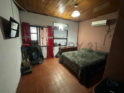Casa  con 2 Locales en Francisco Solano en Venta