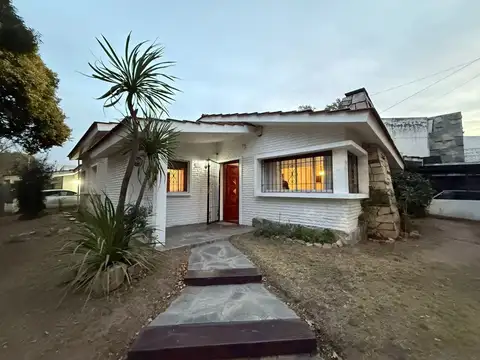 VENTA CASA ESQUINA PARQUE VELEZ SARSFIELD 4 DORM.