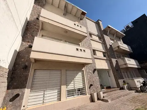 Departamento 2 ambientes en planta baja con cochera descubierta