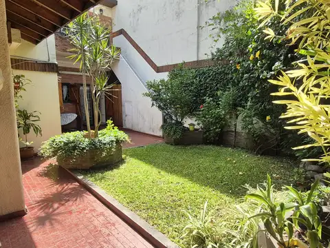 Casa 244 m² Cubiertos Más Lindo Jardín Soleado y Terraza en Devoto - Muy buen Estado 5 Ambientes + Quincho