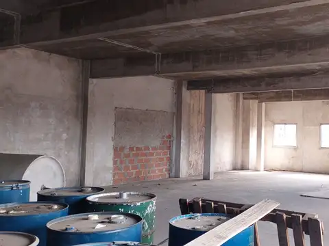 SOLIDO GALPON DE 2500 M2 CON SALIDA DOS CALLES