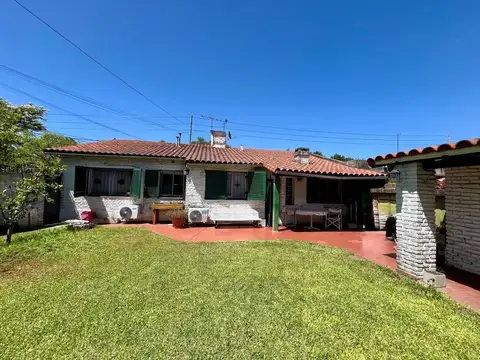 Chalet tradicional sobre dos lotes Avda Sarmiento