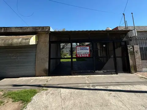Casa tres ambientes con local en venta