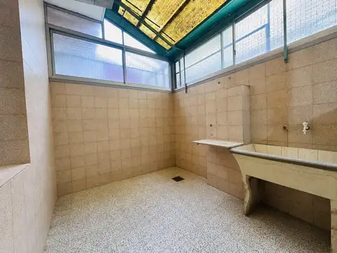 Venta  PH al frente 3 Ambientes con Patio Semicubierto Sin Expensas Paternal