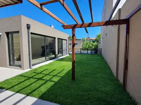 venta casa 4 ambientes con jardín quincho y pileta