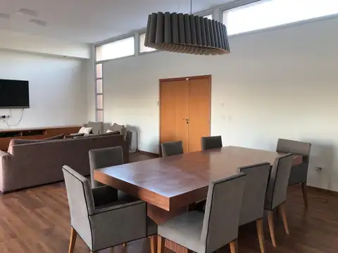 Casa en Alquiler en Área 60, USD 2.000