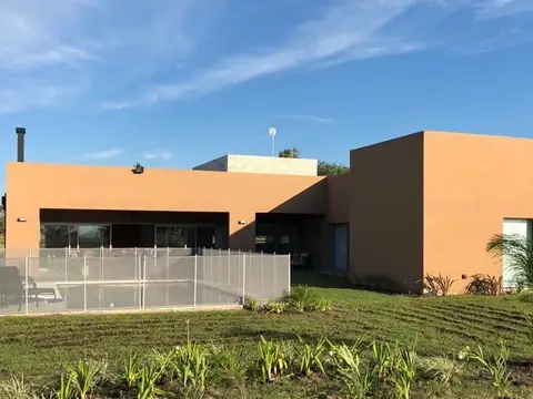 Casa en Alquiler con 3 cocheras