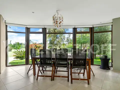 Casa en venta con impresionante vista al golf en CC Larena, Pilar. OPORTUNIDAD