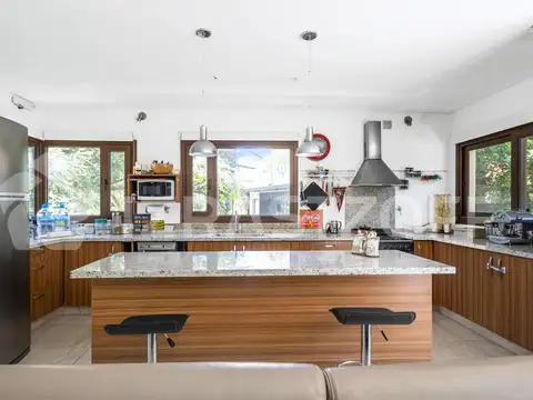 Casa en Venta con 2 cocheras