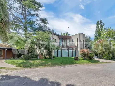 Casa en venta con impresionante vista al golf en CC Larena, Pilar. OPORTUNIDAD