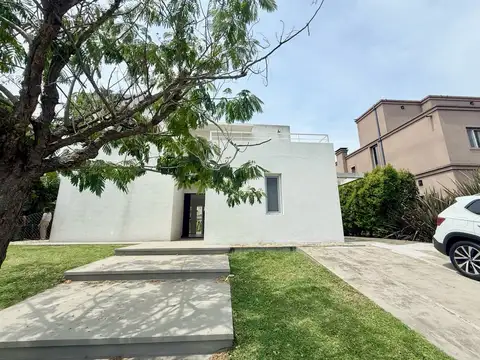 Casa en Alquiler, 5 Ambientes, Nordelta, Tigre, Barrio Los Sauces, lote interno.