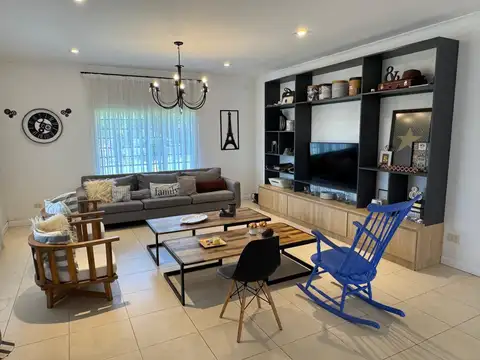 CASA QUINTA 3 DORM. 2 BAÑOS - HERMOSO PARQUE - PARRILLA - GALERIA - LOBOS