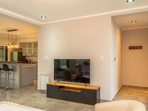 Casa 6 ambientes con 2 baños