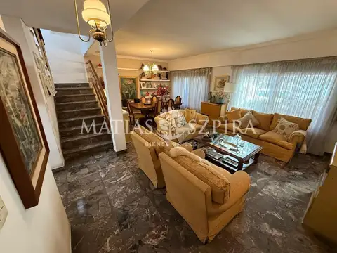 Casa en Venta con 2 cocheras
