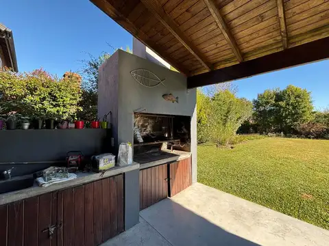 Casa 4 ambientes con 2 baños