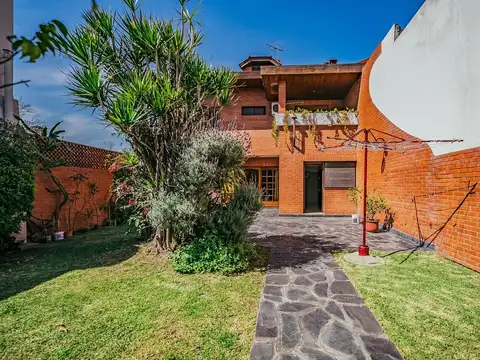 Casa 4 ambientes, cochera y quincho APTA CREDITO en Lanus Oeste Centro