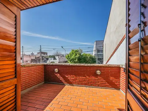 Casa en Lanus Oeste Centro en venta 4 ambientes, cochera y quincho APTA CREDITO