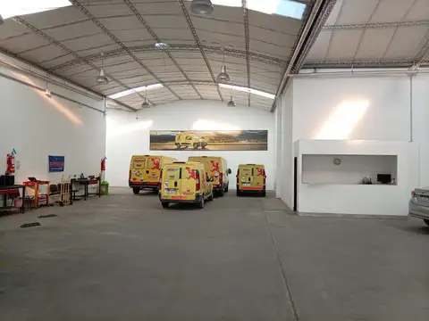 Galpon y oficinas en calle Chacabuco al 200