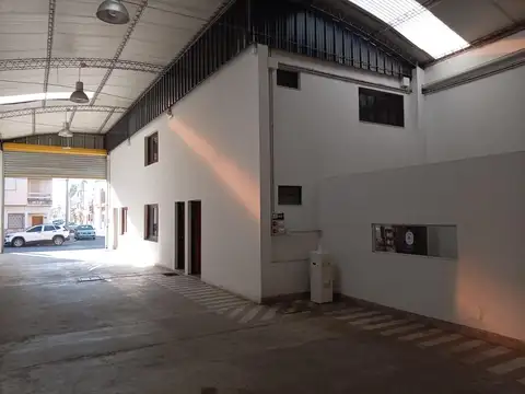 Galpon y oficinas en calle Chacabuco al 200