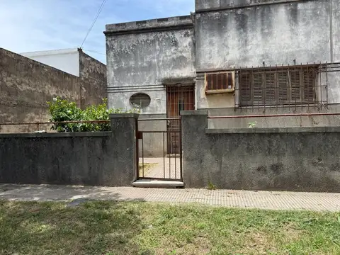 Se vende casa con gran terreno en Barrio Candioti