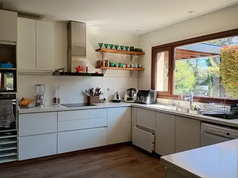 Casa 5 ambientes con 4 baños