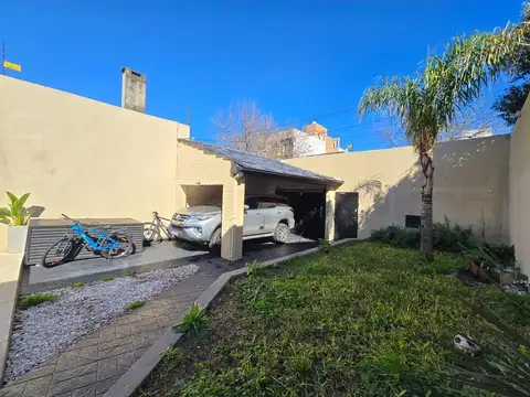 Casa en Alquiler con 4 cocheras