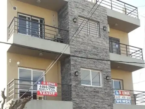 Muy buen depto. con terraza privada y lavadero.