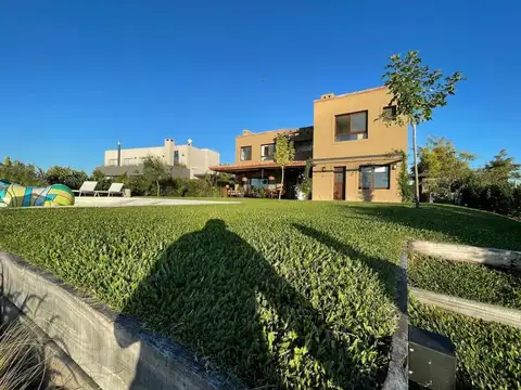 Casa en Venta con 4 cocheras