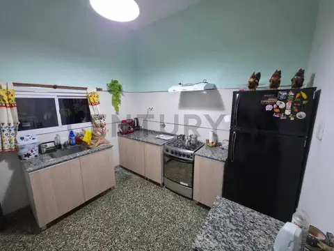 EN VENTA    2 DORMITORIOS  - DEPENDENCIAS  - COCHERA - PATIO - CAÑADA DE GÓMEZ