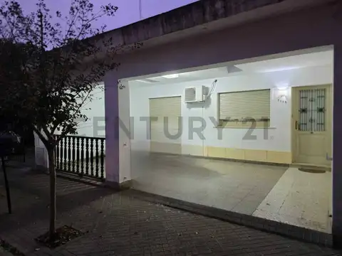 EN VENTA    2 DORMITORIOS  - DEPENDENCIAS  - COCHERA - PATIO - CAÑADA DE GÓMEZ