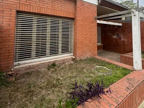 Casa 9 ambientes con 3 baños