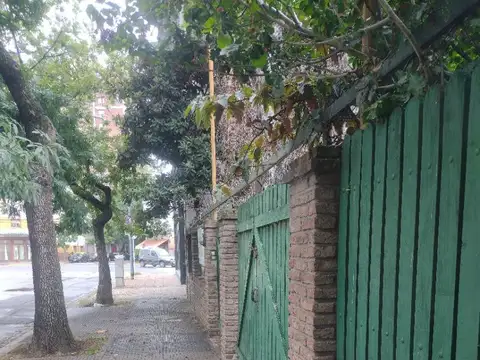 Lote con 4 departamentos independientes