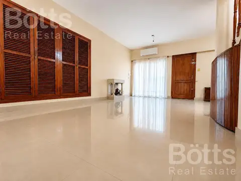 Casa en Venta con 3 cocheras