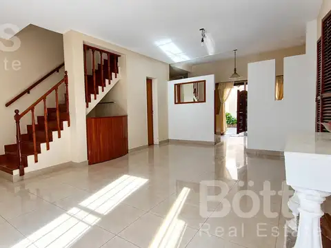 Casa en Venta- 5 amb -cochera 3 autos- patio- parrilla- terraza- A 5 cuadras de Plaza Irlanda