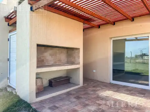 Casa 4 ambientes con 2 baños