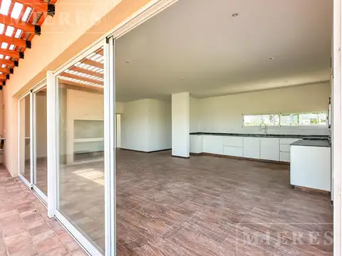Casa en Alquiler con 1 cochera