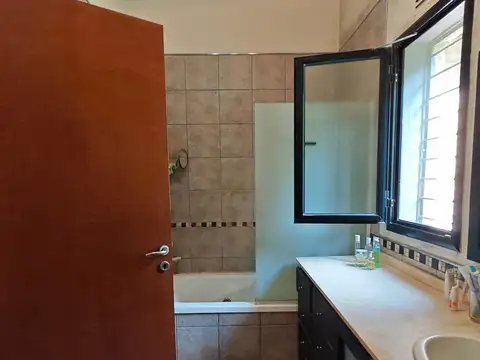 Casa 6 ambientes con 4 baños