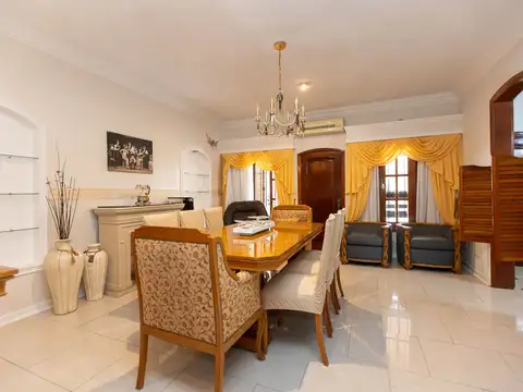 Casa en Venta con 3 cocheras