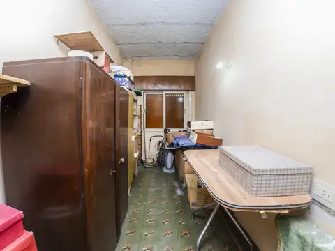 CASA CON AMPLIO LOTE A RECICLAR