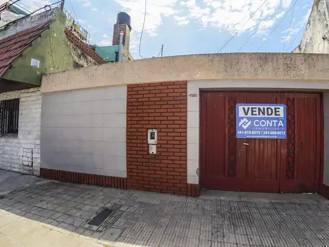 CASA CON AMPLIO LOTE A RECICLAR