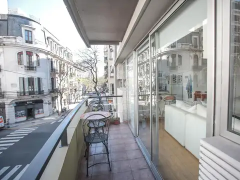 Excelente Semi piso de 2 Ambientes con Cochera y Balcón al Frente
