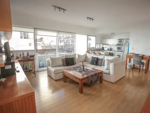 Amplio Departamento de 2 Ambientes con Cochera en Excelente Ubicación
