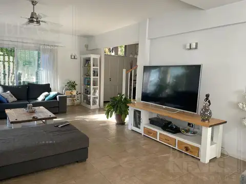 Casa en Alquiler con 2 cocheras