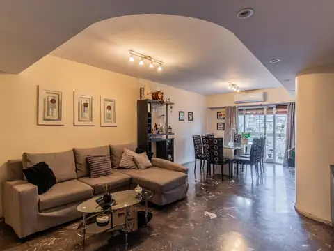 Departamento en venta de 5 ambientes al frente con dependencia y balcón corrido en Villa Crespo