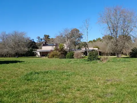 Casa en Alquiler con 3 cocheras