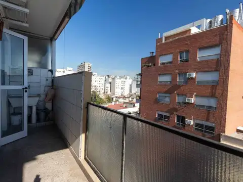 DEPARTAMENTO DOS AMBIENTES CON BALCÓN AL FRENTE