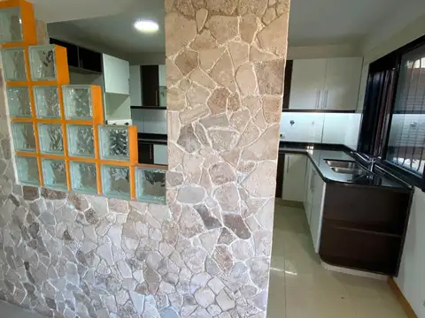 Casa en Alquiler con 2 cocheras