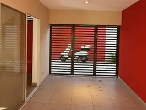 Casa 6 ambientes con 2 baños