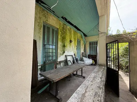 Terreno y CASA a refacciona completa, con 3 Locales Comerciales